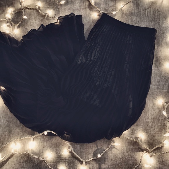 Chiffon Maxi with Slit by Guess  Size: Xs - Picture 3 of 4